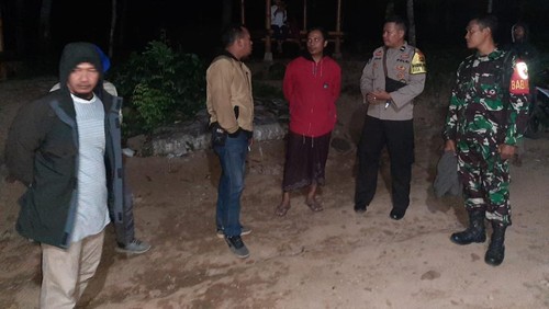 Tim penyelamat menunggu proses evakuasi pendaki Rinjani yang meninggal di jalur Timbanuh, Abdullah, Selasa (13/9/2023).