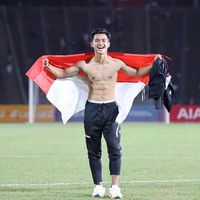 Selebrasi bucin kepada istri bukan satu-satunya yang jadi sorotan dari permainan Pratama Arhan. Permainan sekaligus wajah tampan Arhan membuat para penggemar bola tak bosan mengikuti pesepakbola 21 tahun tersebut. Foto: Instagram