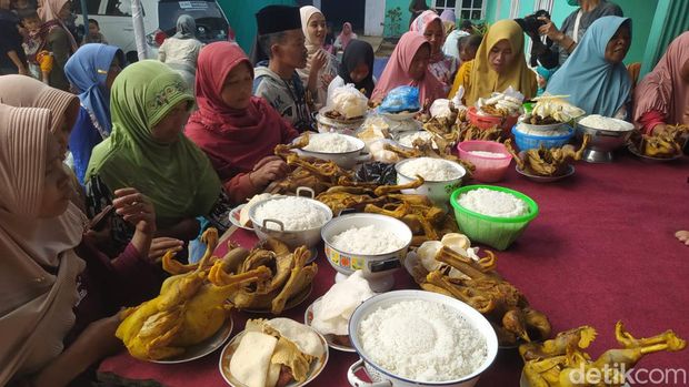 Prosesi saparan di Dusun Mantran Wetan tepatnya di lereng Gunung Andong, Ngablak Magelang.