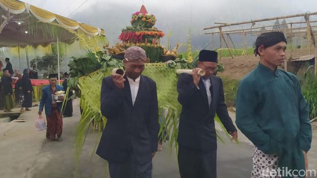 Prosesi saparan di Dusun Mantran Wetan tepatnya di lereng Gunung Andong, Ngablak Magelang.