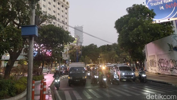 traffic light di surabaya
