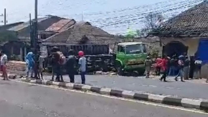 Truk tronton di Pasuruan tabrak rumah dan mobil