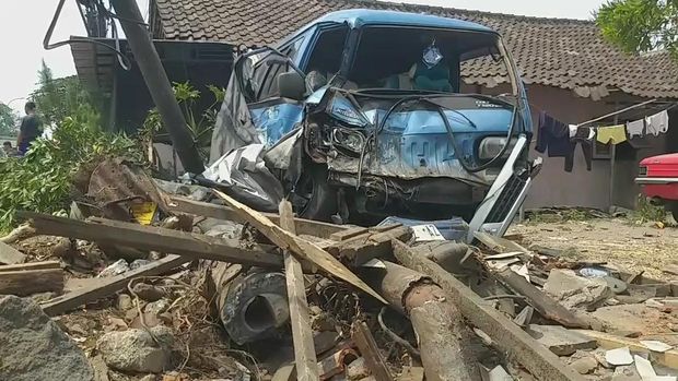 truk tronton terguling di malang usai mogok lalu berjalan mundur tabrak rumah dan mobil