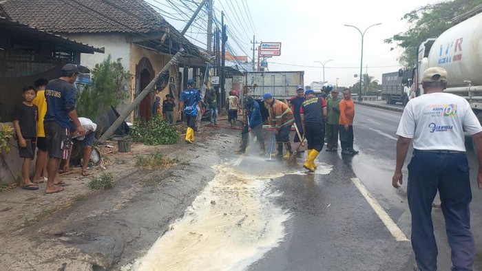 truk tronton terguling di malang usai mogok lalu berjalan mundur tabrak rumah dan mobil