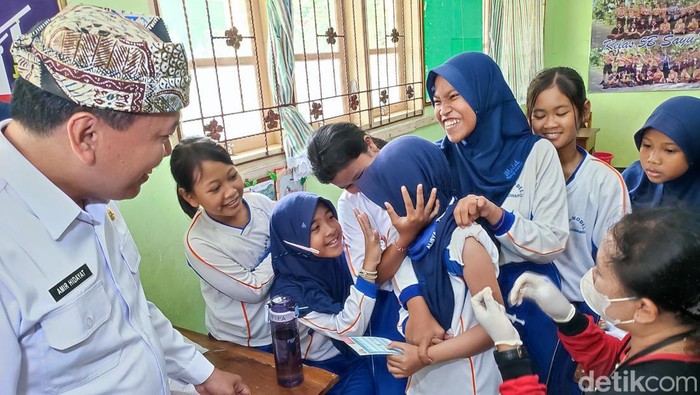 Vaksinasi HPV terhadap siswi SD di Banyuwangi demi cegah kanker serviks sejak dini.