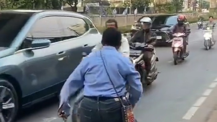 Viral pria berjalan di pinggir jalanan Mampang Jaksel dan ganggu pemotor