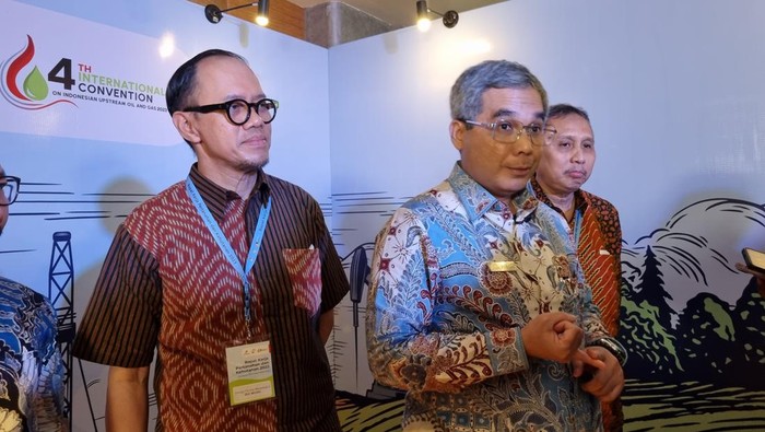 Wakil Menteri Pertanian Harvick Hasnul Qolbi (tengah) dan Deputi Dukungan Bisnis SKK Migas Rudi Satwiko (kanan).