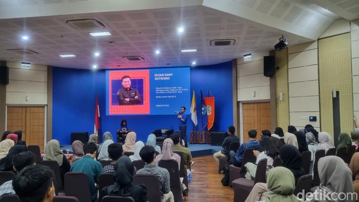 Wakil Pemimpin Redaksi (Wapemred) detikcom, Elvan Dany Sutrisno menjadi pembicara kedua dalam workshop digital media journalism dalam rangka detikcom goes to campus di Universitas Gadjah Mada (UGM), Rabu (13/9/2023).