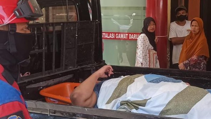 Warga Jaksel Obesitas 200 Kg Jatuh di kamar Mandi, Damkar Turun Tangan Evakuasi