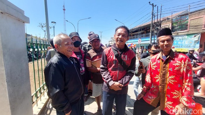 Warga yang menunggu kedatangan Presiden Joko Widodo di Stasiun Padalarang, Kabupaten Bandung Barat, Rabu (13/9/2023).