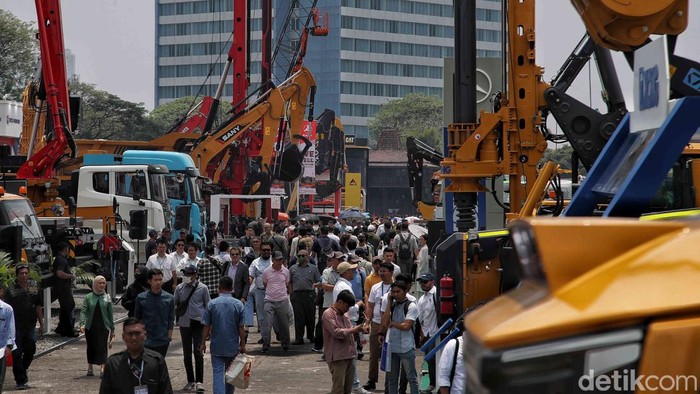 Yuk Intip Pameran Pertambangan Terbesar di Asia Sejumlah pengunjung menikmati pameran alat berat Mining Indonesia di Jiexpo Kemayoran, Jakarta Pusat, Rabu (13/9/2023).