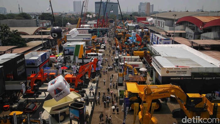 Sejumlah pengunjung menikmati pameran alat berat Mining Indonesia di Jiexpo Kemayoran, Jakarta Pusat, Rabu (13/9/2023).