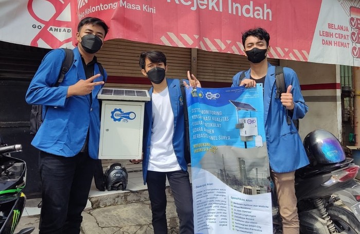 Zanuar (kanan), mahasiswa ITS perancang Alat Pendeteksi Udara yang Bisa Lakukan Filtrasi