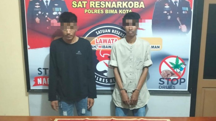 2 Mahasiswa pelaku penyelundupan narkoba jenis sabu ke dalam ruang Tahanan Polres Bima Kota. (Dok. Polres Bima)