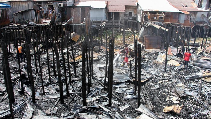 Petugas pemadam kebakaran melakukan proses pendinginan rumah yang terbakar di kawasan padat penduduk Jalan Mendawai Sosial, Palangka Raya, Kalimantan Tengah, Rabu (13/9/2023). Kebakaran yang terjadi pada Selasa (12/9) malam tersebut menghanguskan 22 rumah warga sedangkan penyebab kebakaran masih dalam penyelidikan kepolisian. ANTARA FOTO/Auliya Rahman/rwa.
