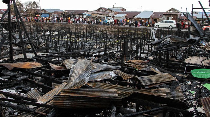 Petugas pemadam kebakaran melakukan proses pendinginan rumah yang terbakar di kawasan padat penduduk Jalan Mendawai Sosial, Palangka Raya, Kalimantan Tengah, Rabu (13/9/2023).  Kebakaran yang terjadi pada Selasa (12/9) malam tersebut menghanguskan 22 rumah warga sedangkan penyebab kebakaran masih dalam penyelidikan kepolisian. ANTARA FOTO/Auliya Rahman/rwa.