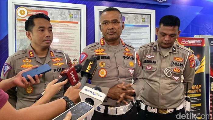 Aipda Abdullah (kanan) tertunduk lesu saat Dirlantas Polda Metro Jaya Kombes Latif Usman menjelaskan soal viral polisi memaki pemotor.