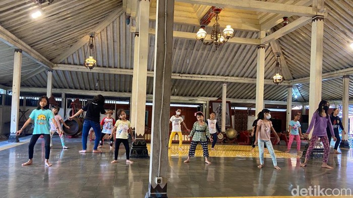 Anakk-anak mengikuti latihan tari klasik di pendopo Dalem Pujokusuman, Jogja. Foto diunggah pada Kamis (14/9/2023).