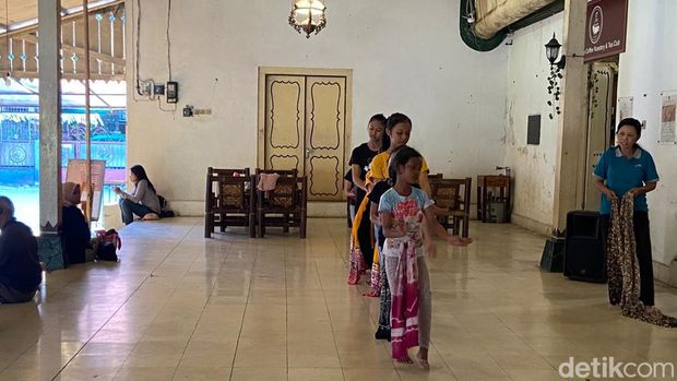 Anakk-anak mengikuti latihan tari klasik di pendopo Dalem Pujokusuman, Jogja. Foto diunggah pada Kamis (14/9/2023).
