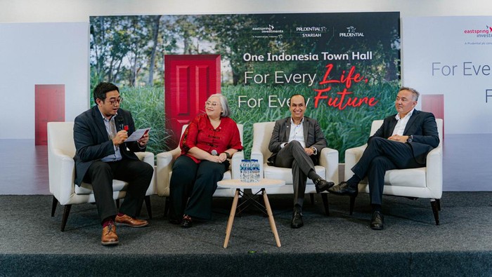 Anil Wadhwani (Kiri ke kanan) Moderator, Presiden Direktur Prudential Indonesia Michellina L. Triwardhany, Chief Executive Officer Prudential plc Anil Wadhwani dan Managing Director, Strategic Business Group Solmaz Altin menjadi pembicara pada acara “One Indonesia Town Hall: For Every Life, For Every Future” di Jakarta, Rabu (14/09/2023).
