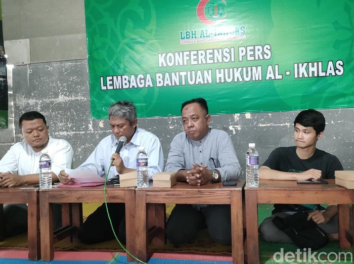 Argo (kanan), anak bakul Hik atau angkringan korban tabrak lari di Kota Solo, saat konferensi pers, Kamis (14/9/2023).