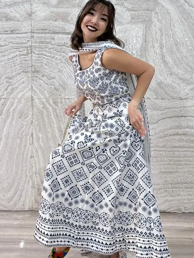 Gisella Anastasia memilih gaya simpel namun tetap bernuansa India untuk hadir di pesta yang digelar Fairuz A. Rafiq. Penyanyi asal Jawa Timur ini mengenakan gaun panjang dan selendang motif etnik bernuansa monokrom. Foto: Instagram