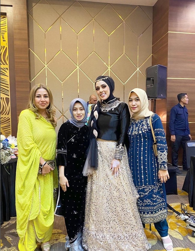 Fairuz A. Rafiq memadukan blouse hitam dan rok emas ber-glitter untuk tampil istimewa di perayaan ulang tahun suaminya, Sonny Septian. Dia juga memakai hiasan kepala dan gelang bernuansa emas. Foto: Instagram