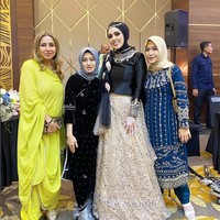 Fairuz A. Rafiq memadukan blouse hitam dan rok emas ber-glitter untuk tampil istimewa di perayaan ulang tahun suaminya, Sonny Septian. Dia juga memakai hiasan kepala dan gelang bernuansa emas. Foto: Instagram