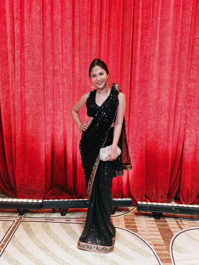 Jessica Mila tampil glamor dengan busana khas India berhias sequin berkilauan. Dia melengkapi penampilannya dengan clutch silver. Foto: Instagram