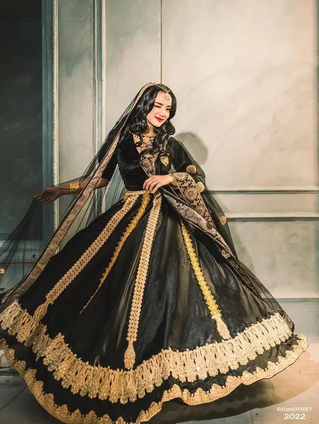 Tampil dalam pemotretan yang digarap Rio Motret, Fuji bergaya megah dengan busana India warna hitam-emas. Foto: Instagram