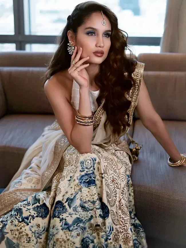 Kecantikan Cinta Laura makin terpancar dengan kain sari yang dipadu blouse tanpa lengan. Aksesori epala dan anting menyempurnakan penampilannya. Foto: Instagram