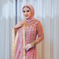 Hadir sebagai tamu di acara ulang tahun Sonny Septian, Irish Bella memilih baju bertema India nuansa pink. Gaun pink tampak indah dengan hiasan bordir bunga yang dilengkapi selendang. Foto: Instagram