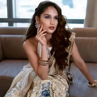 Kecantikan Cinta Laura makin terpancar dengan kain sari yang dipadu blouse tanpa lengan. Aksesori epala dan anting menyempurnakan penampilannya. Foto: Instagram