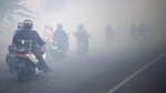 Asap Kebakaran Lahan Ganggu Pengendara di Jalan Lintas Palembang-Indralaya