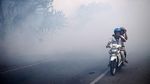 Asap Kebakaran Lahan Ganggu Pengendara di Jalan Lintas Palembang-Indralaya