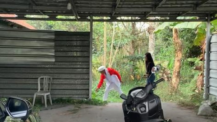 Ayah sekaligus suami korban pembunuhan ibu dan anak di Subang saat kembali datangi TKP