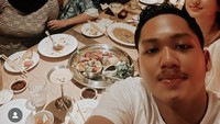 Ini momen saat pria 23 tahun itu sedang makan di restoran bernama Kurune, bersama sang kakak, Ashanty, dan Sarah. Foto: Instagram @azriel_hermansyah