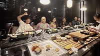 Saking dekatnya, Sarah Menzel sering ikut makan bareng keluarga Azriel. Seperti keseruan Azriel, Sarah, dan keluarganya saat makan malam keluarga di restoran Jepang. Foto: Instagram @azriel_hermansyah