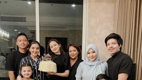 Tentunya saat Sarah Menzel berulang tahun, Azriel tak lupa memberi kejutan kue. Terlihat keluarga Azriel juga ikut memberi kejutan. Foto: Instagram @azriel_hermansyah 