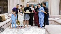 Tanggal 27 Juni lalu, Azriel yang diberi kejutan oleh kekasih dan keluarganya. Pria kelahiran 2000 itu diberi kue dengan icing berwarna putih. Foto: Instagram @azriel_hermansyah