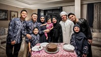 Ketika Anang Hermansyah berulang tahun, Azriel pun turut hadir memberi kejutan kecil dengan memberi kue cokelat. Foto: Instagram @azriel_hermansyah