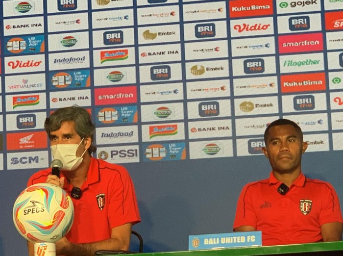 Potret saat Ardi Idrus dan Pelatih Bali United Stefano Cugurra memberikan keterangan di Gianyar, Kamis (14/9/2023).