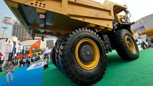Lihat Lebih Dekat Wujud Ban Truk Tambang Seharga 3 Pajero Sport