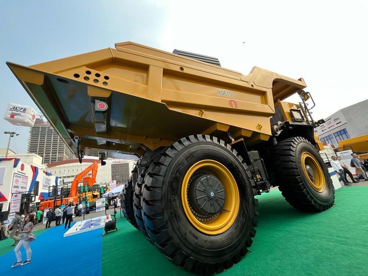 Lihat Lebih Dekat Wujud Ban Truk Tambang Seharga 3 Pajero Sport