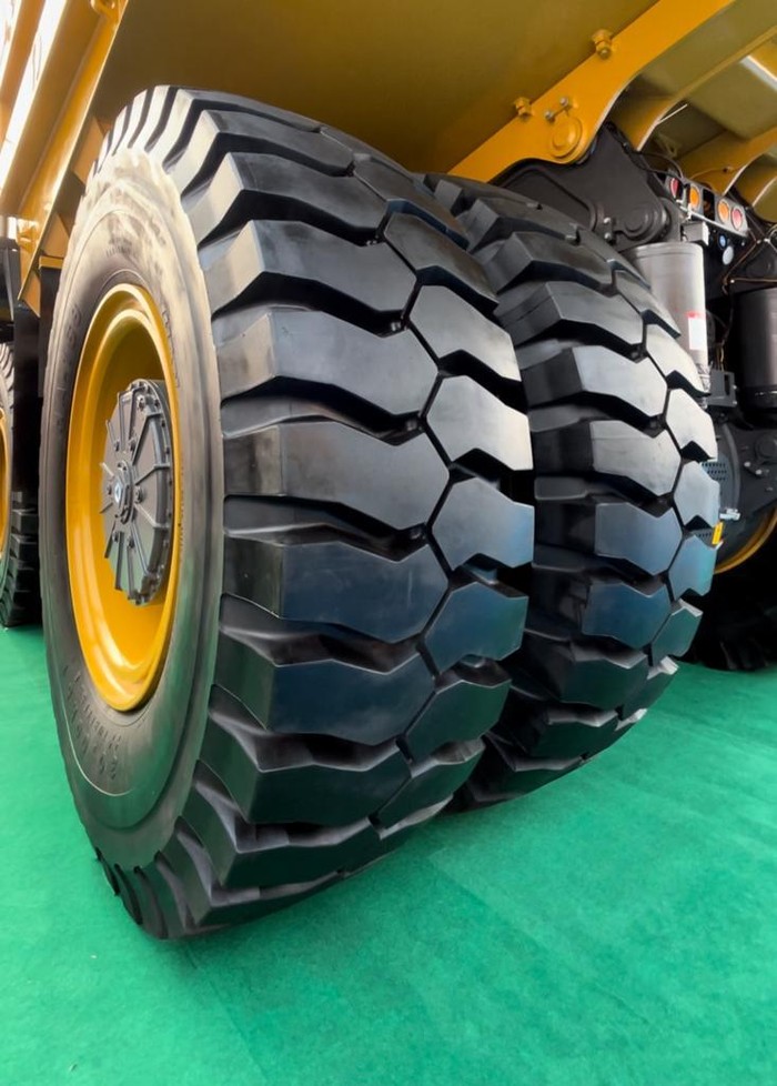 Ban truk XCMG XDE130 yang harganya Rp 250 juta per buah