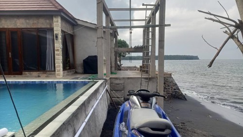 Bangunan vila milik WNA yang dibangun di Pantai Pebuahan, Negara, Jembrana, Kamis (14/9/2023).