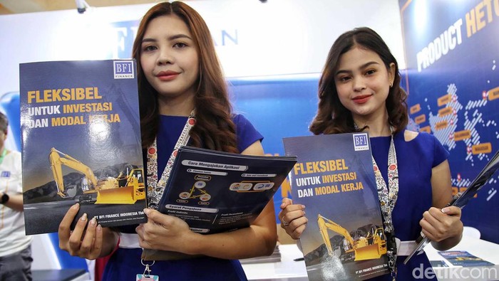 BFI Finance Ramaikan Pameran Mining Indonesia Corporate Business Head BFI Finance, Stanly Darisang (kanan) di dampingi Heto Strategy Head BFI Finance Erick berbincang kepada Nasabah di Booth BFI Finance di Jakarta ,Kamis (14/9/2023).