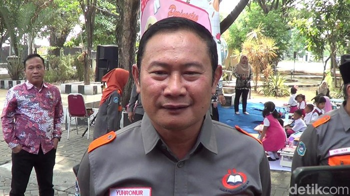 Bupati Lamongan Yuhronur Effendi menjelaskan aksi KPK menggeledah kantor Dinas Perkim dan rumah dinasnya