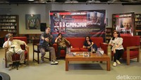 Budayawan Butet Kertaredjasa (kiri), Penulis buku Hamid Basyaib (kedua kiri), Musisi Once Mekel (tengah) dan Ekonom UGM Poppy Ismalina (kanan) saat menjadi pembicara dalam Launching Buku Membongkar Pikiran Ganjar di Jakarta, Kamis (14/9/2023).