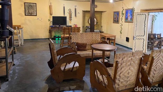 Cafe de Ngokow di Dalem Pujokusuman, Jogja. Foto diunggah pada Kamis (14/9/2023).